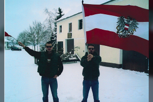 zwei junge Männer mit Flagge