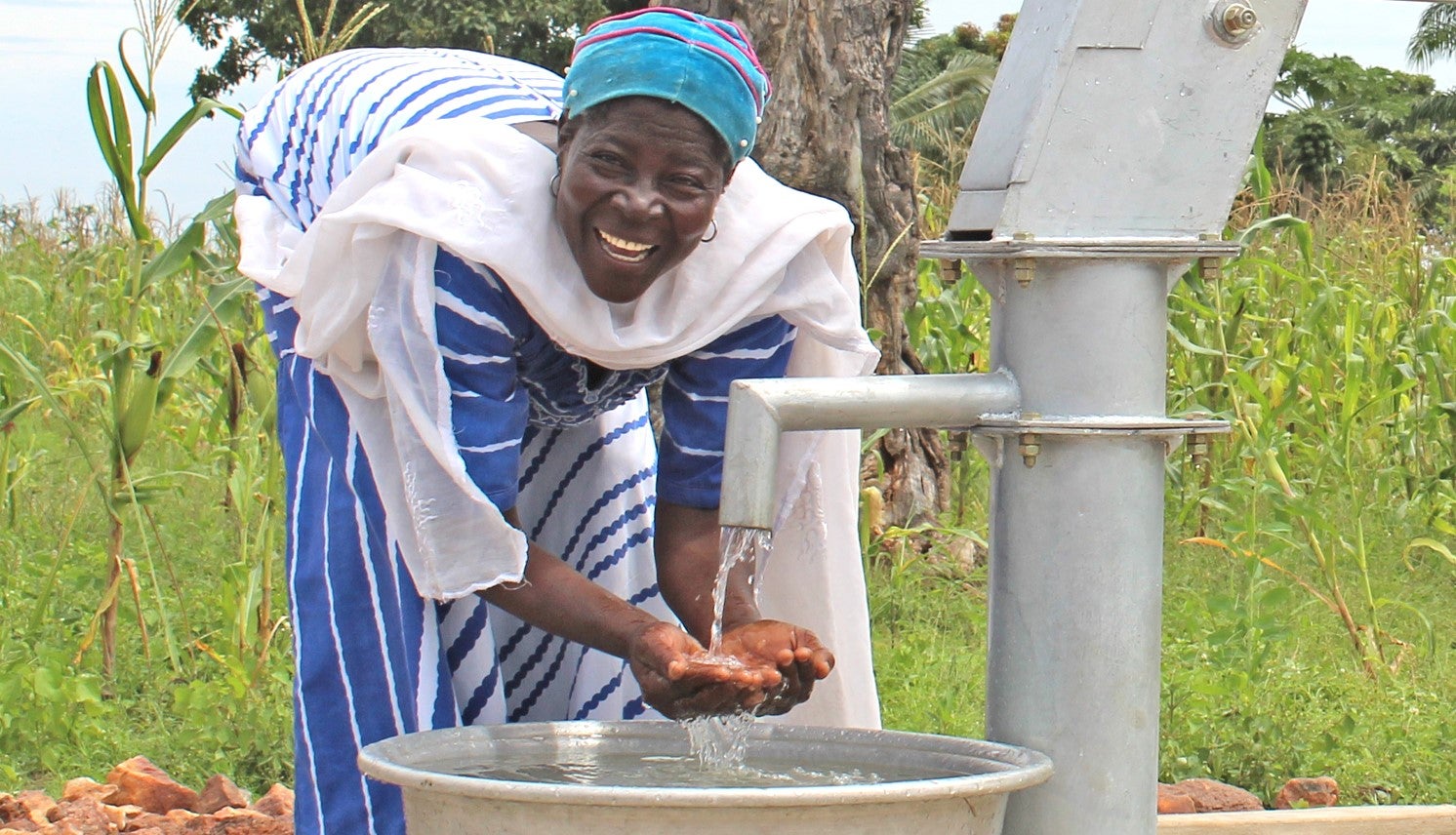 70661-woman-fetching-water-cbn-deutschland