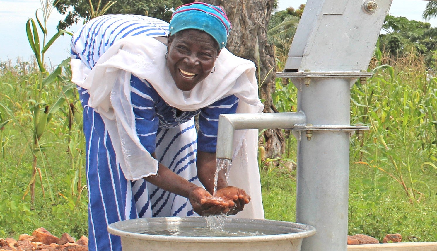 70661 woman fetching water CBN Deutschland