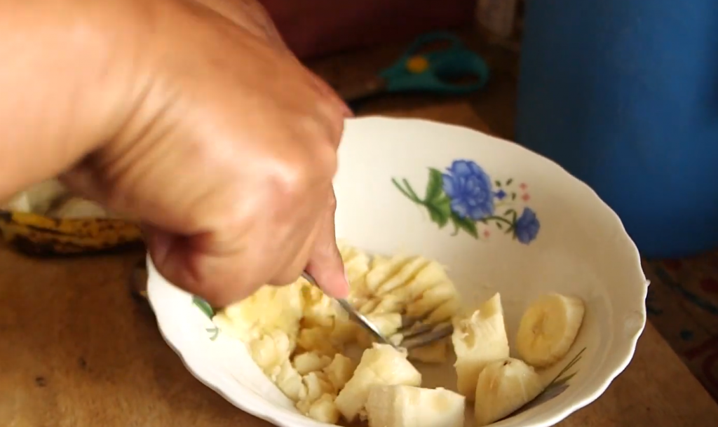 Bananenbrei, den Jennifers Mutter zubereitet hat