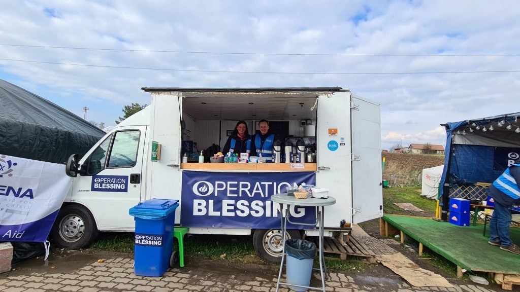 Essensverteilung am Operation Blessing Foodtruck