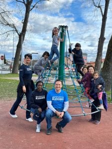 Auf dem Spielplatz mit Romakindern