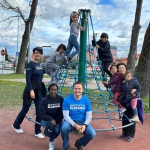 Auf dem Spielplatz mit Romakindern