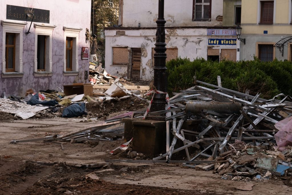 Schutt und Schlamm auf der Straße