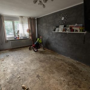Ausgeräumtes Wohnzimmer