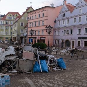 Auf den Straßen lagert Müll