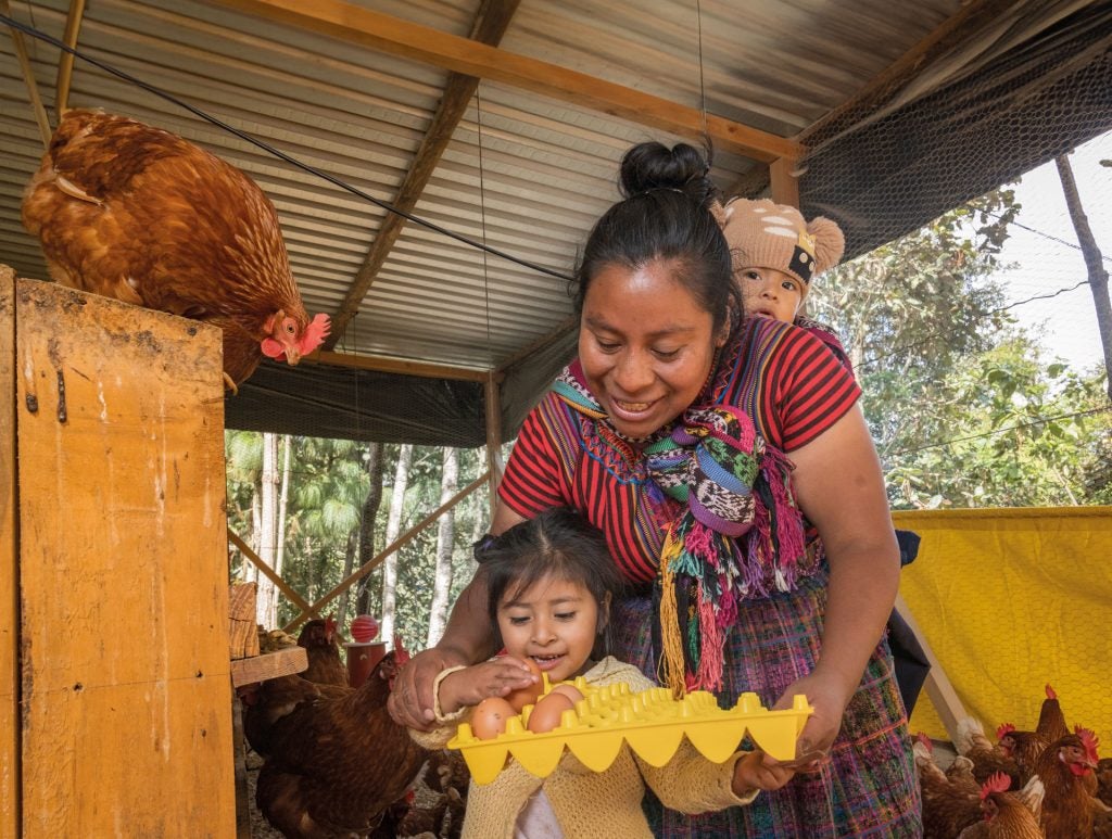 Ofelia mit ihren Kindern beim Eier sammeln.