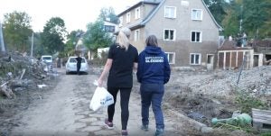 Katarzyna mit einer Operation Blessing Mitarbeiterin