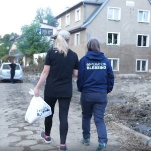 Katarzyna mit einer Operation Blessing Mitarbeiterin