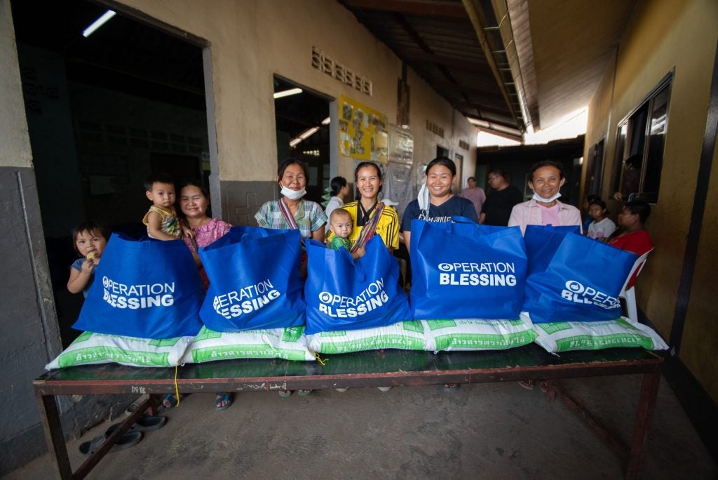 Verteilung von Lebensmittelpaketen in Thailand