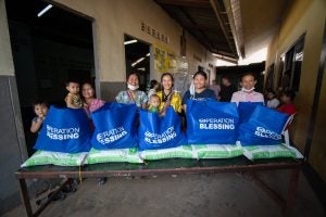 Verteilung von Lebensmittelpaketen in Thailand