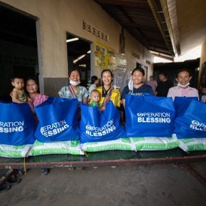 Verteilung von Lebensmittelpaketen in Thailand