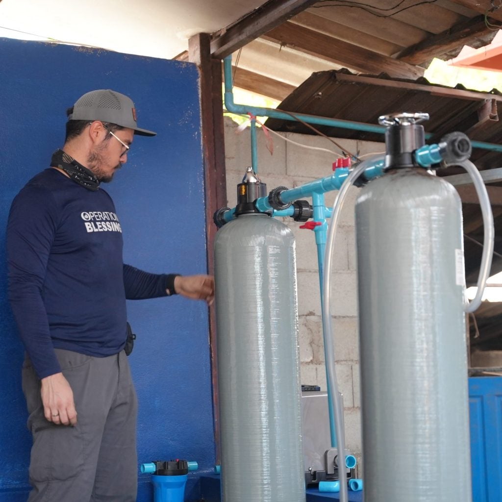 Aufbau der Wasserfiltrierungsanlage- in Thailand