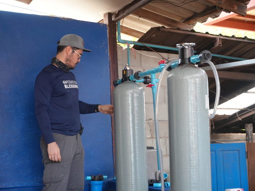 Aufbau der Wasserfiltrierungsanlage in Thailand