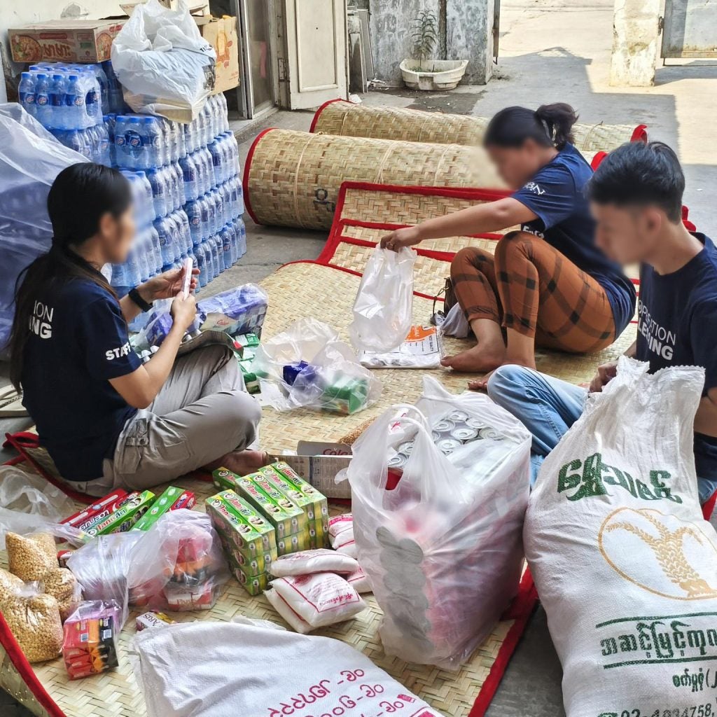 Packen von Lebensmittelpaketen
