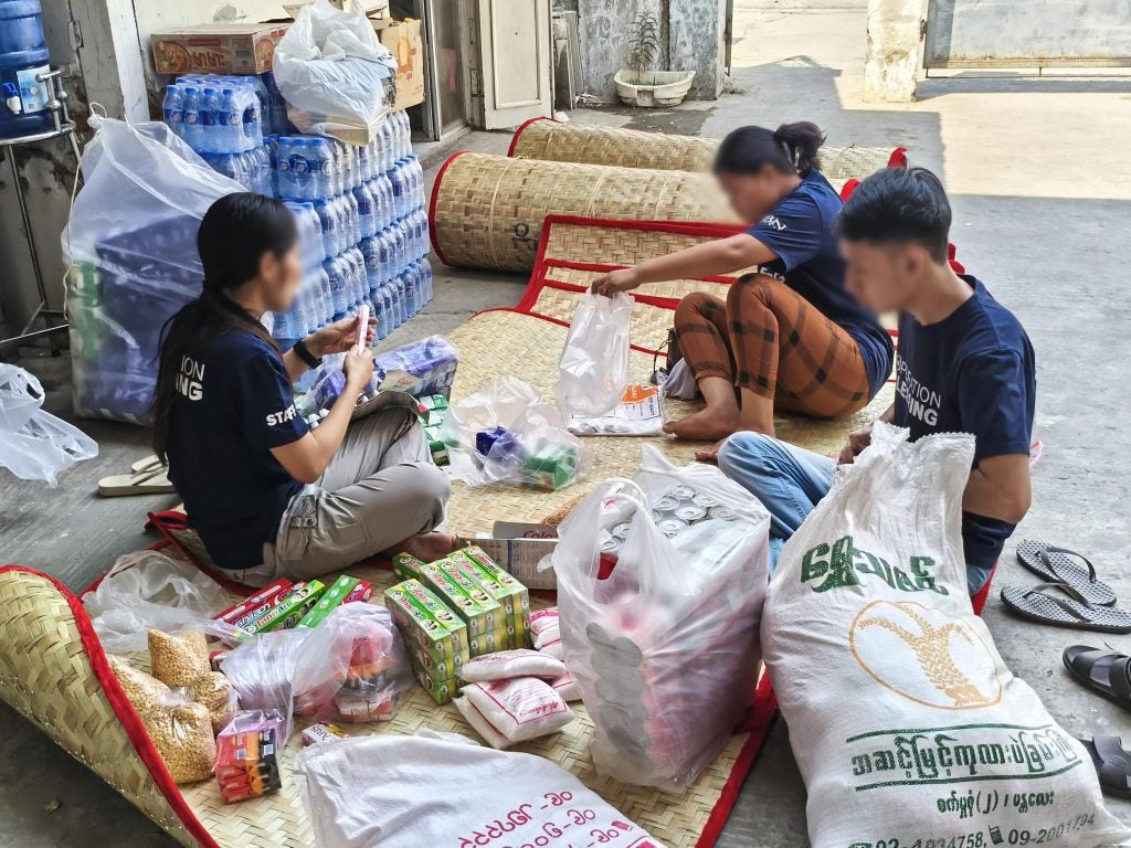 Packen von Lebensmittelpaketen