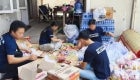 Packen von Lebensmittelpaketen
