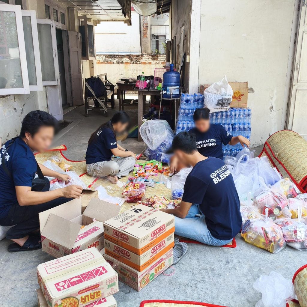 Packen von Lebensmittelpaketen