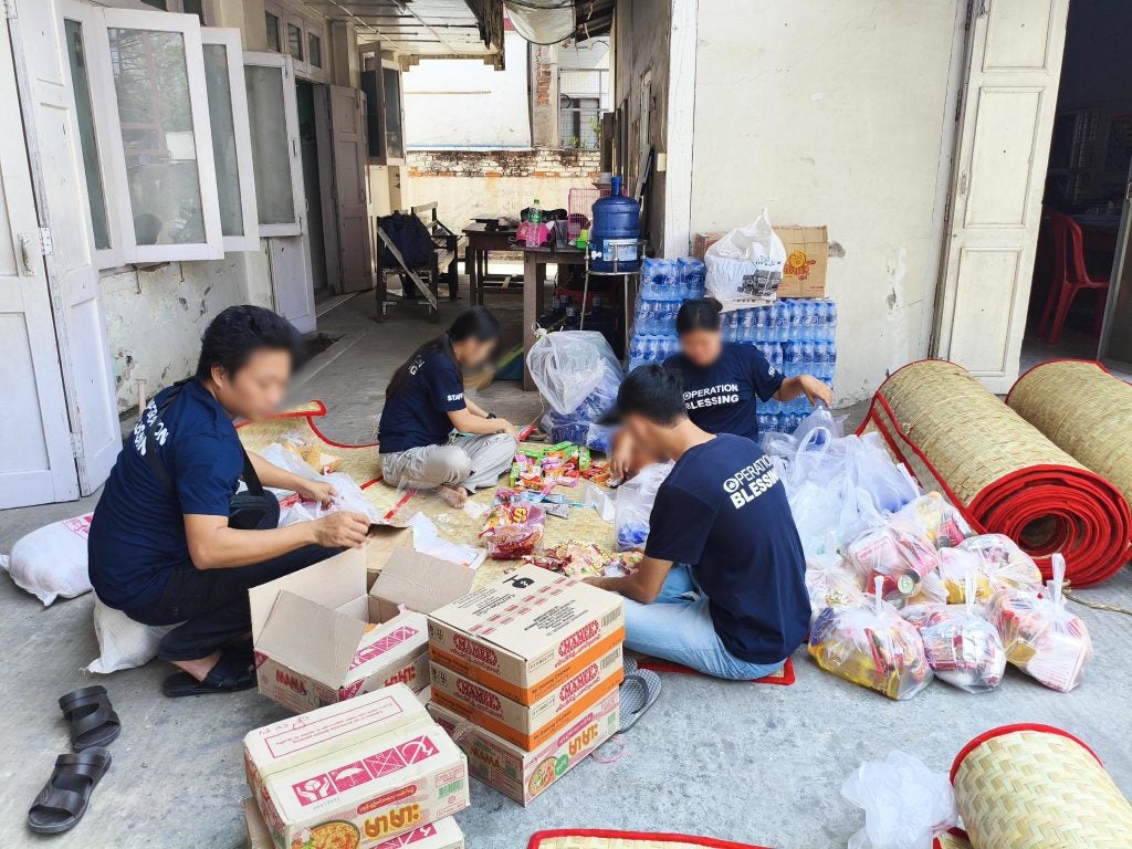 Packen von Lebensmittelpaketen