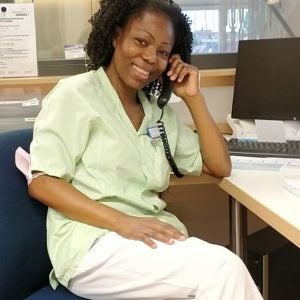 Esther an ihrem Arbeitsplatz