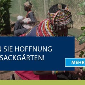 Eine Frau kniet vor ihrem Sackgarten. "Schenken Sie Hoffnung durch Sackgärten."
