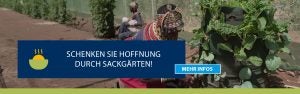 Eine Frau kniet vor ihrem Sackgarten. "Schenken Sie Hoffnung durch Sackgärten."