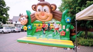 Hüpfburg mit spielenden Kindern