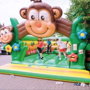 Hüpfburg mit spielenden Kindern