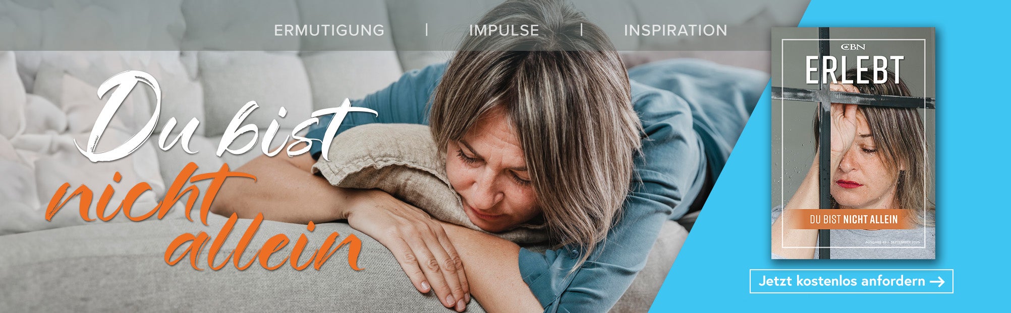 Eine frau liegt einsam auf der Couch