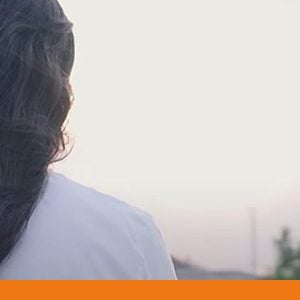 Geflüchtete mit dem Rücken zu uns