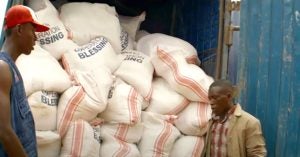 Eine Lastwagenladung mit Hilfsgütern