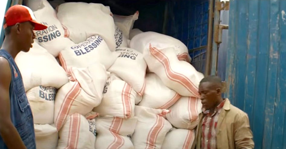 Eine Lastwagenladung mit Hilfsgütern