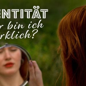 Eine Frau schaut in den Spiegel