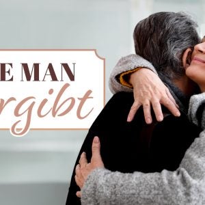 Zwei Personen umarmen sich