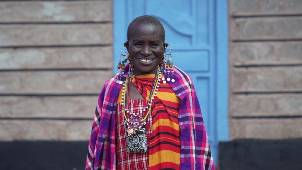 Manag’oi vor ihrem neuen Haus