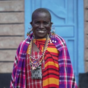 Manag’oi vor ihrem neuen Haus