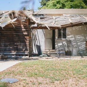 Ein zerstörtes Haus im Kibbuz Nirim in Israel