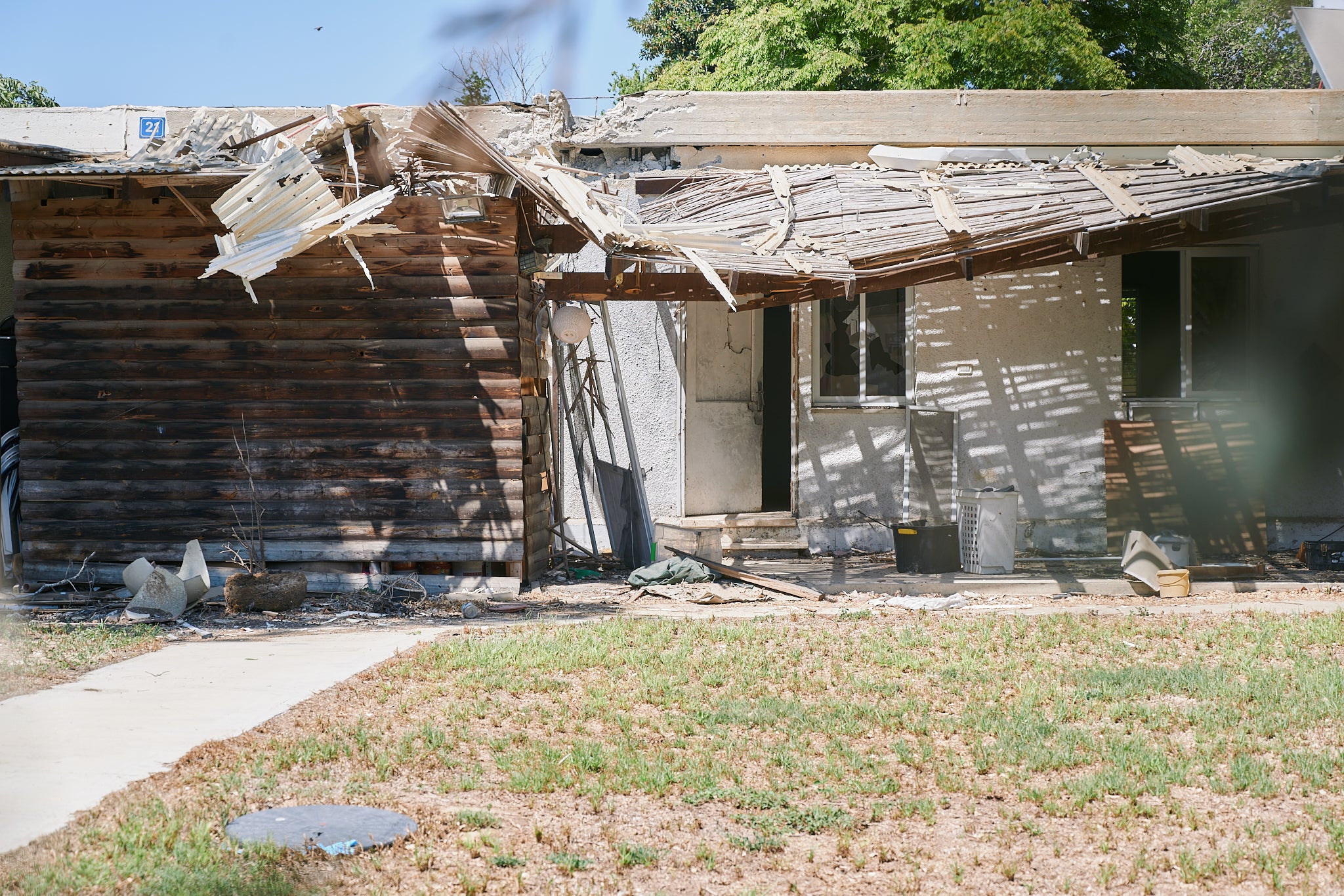 Ein zerstörtes Haus im Kibbuz Nirim in Israel