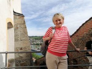 Johanna steht lächelnd vor einem Geländer