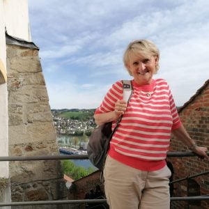 Johanna steht lächelnd vor einem Geländer