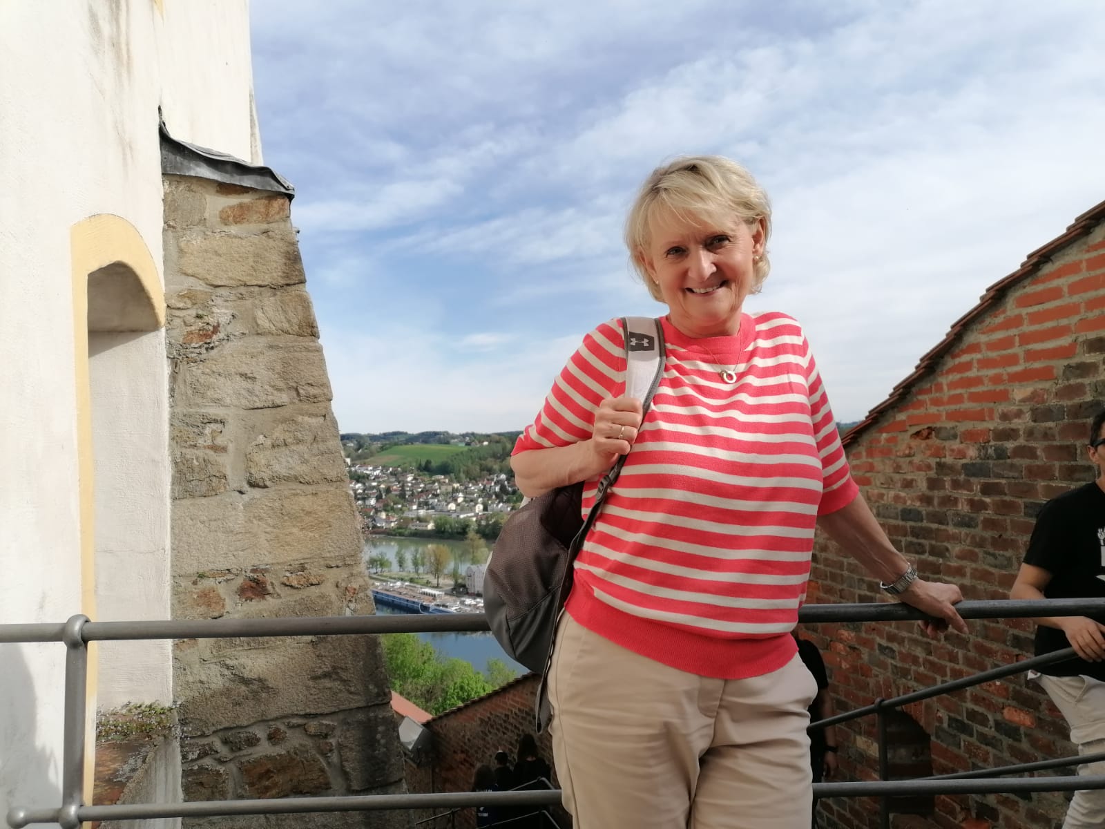 Johanna steht lächelnd vor einem Geländer