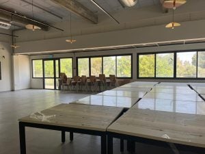 Innenansicht vom neuen Speisesaal im Kibbuz Nirim in Israel