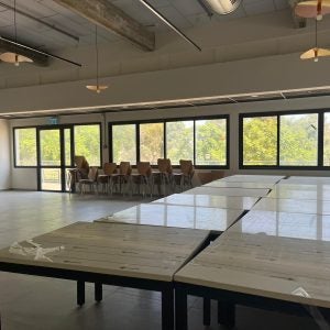 Innenansicht vom neuen Speisesaal im Kibbuz Nirim in Israel