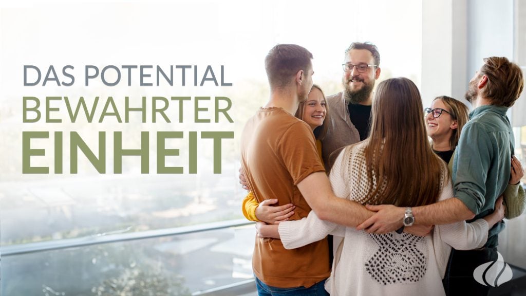Eine Gruppe Menschen steht im Kreis und umarmt sich, Coverbild vom Bibelleseplan Das Potential bewahrter EInheit