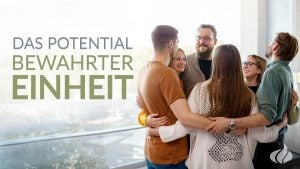 Eine Gruppe Menschen steht im Kreis und umarmt sich, Coverbild vom Bibelleseplan Das Potential bewahrter EInheit