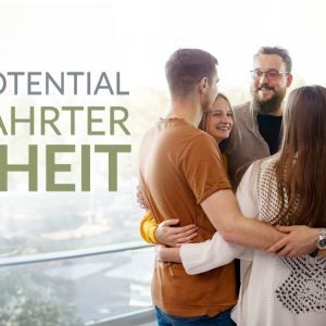 Eine Gruppe Menschen steht im Kreis und umarmt sich, Coverbild vom Bibelleseplan Das Potential bewahrter EInheit