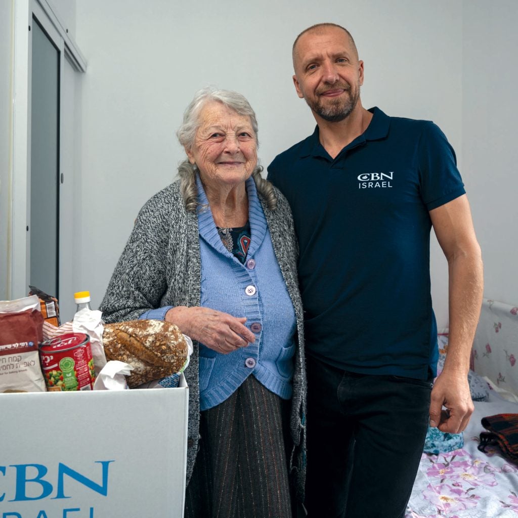 Holocaust-Überlebende Natalia bekommt Lebensmittel