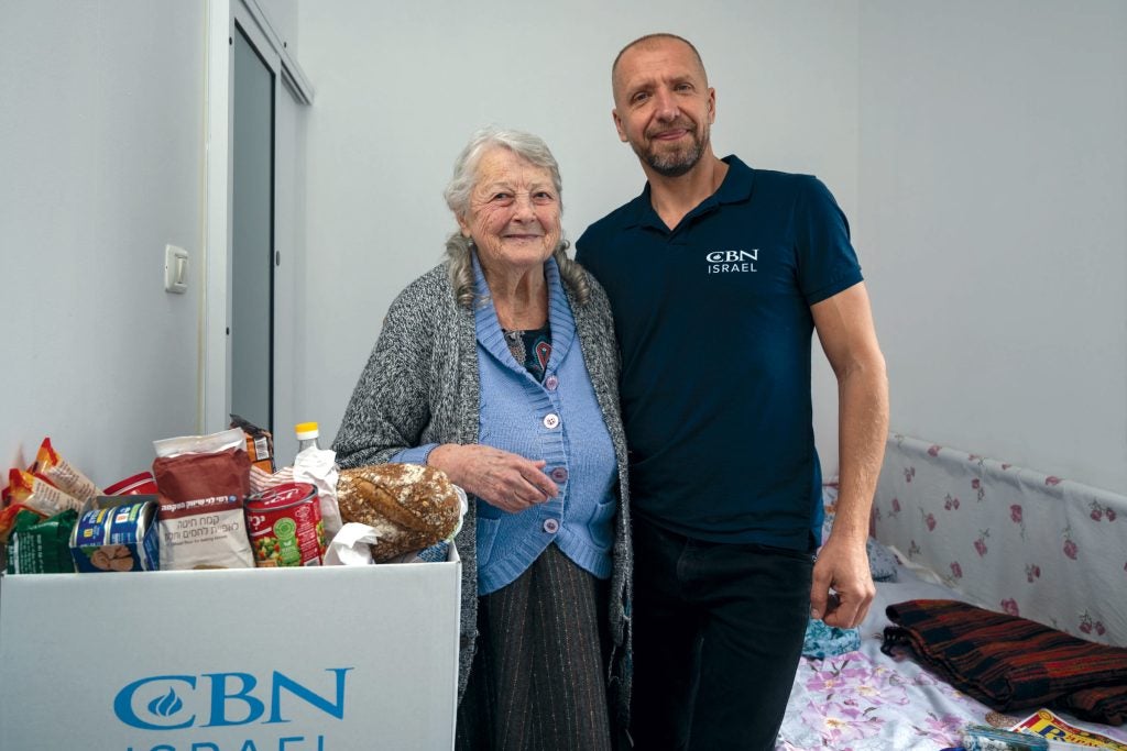 Holocaust-Überlebende Natalia bekommt Lebensmittel