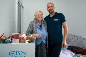 Holocaust-Überlebende Natalia bekommt Lebensmittel