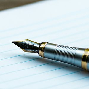 Schreibblock und Füller für neue Jahresvorsätze